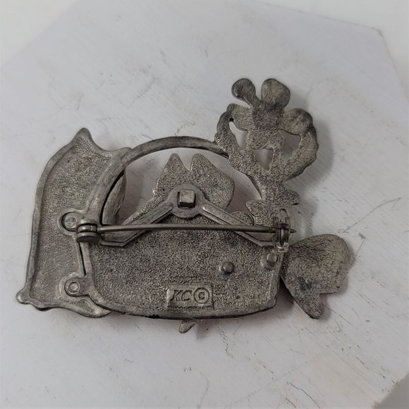 Adorable enameled kitten Cat in a Basket Pin Brooch Vintage - Picture 5 of 6